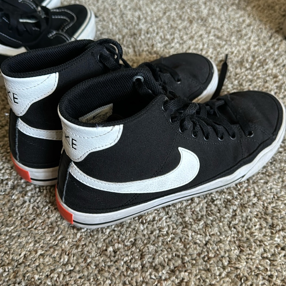 MINT CONDITION BARELY WORN NIKE SNEAKERS